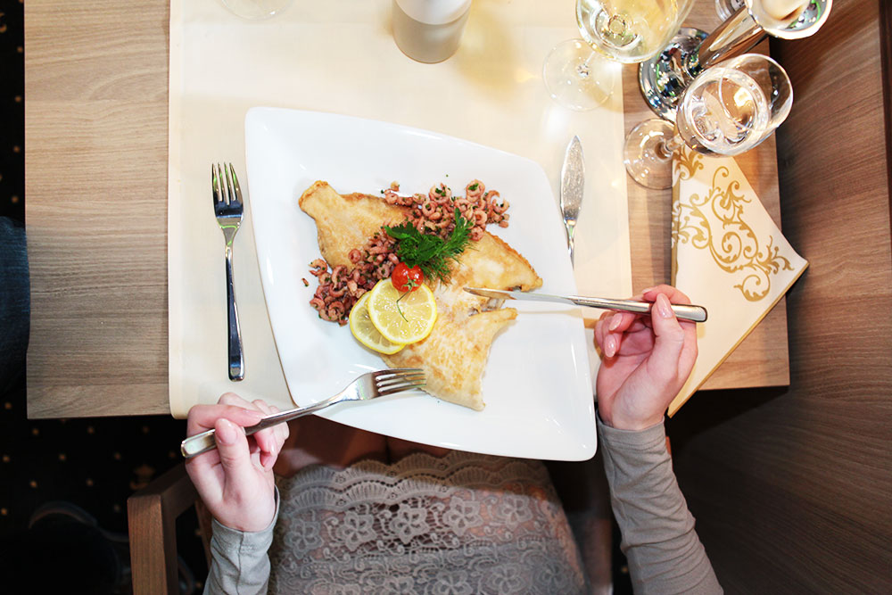 restaurant-tisch-model-gericht